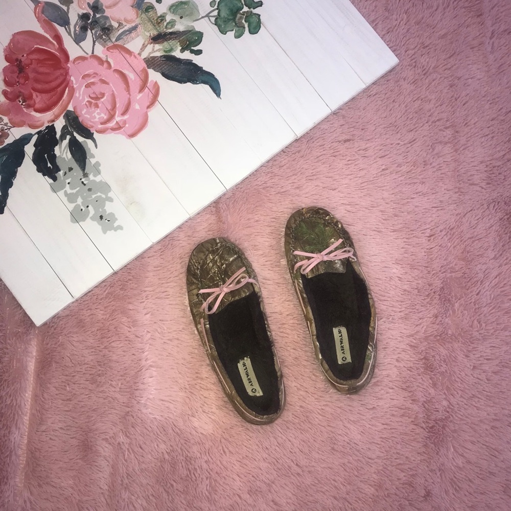bundle of 8 pairs of shoes